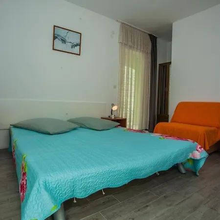 Solar Nemira-omis * Omiš