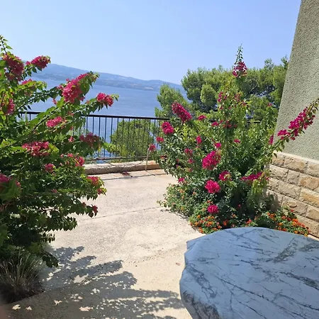 Solar Nemira-omis * Omiš