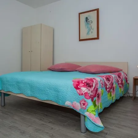 Solar Nemira-omis * Omiš