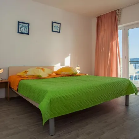 Solar Nemira-omis * Omiš