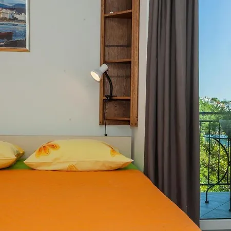 Solar Nemira-omis * Omiš